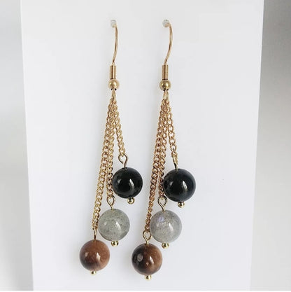 Boucles d’oreilles Triple Protection en Tourmaline, Labradorite et Œil de Tigre. Bijou doré ou argenté pour allier élégance et protection énergétique.