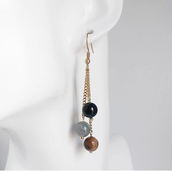Boucles d’oreilles Triple Protection en Tourmaline, Labradorite et Œil de Tigre. Bijou doré ou argenté pour allier élégance et protection énergétique.