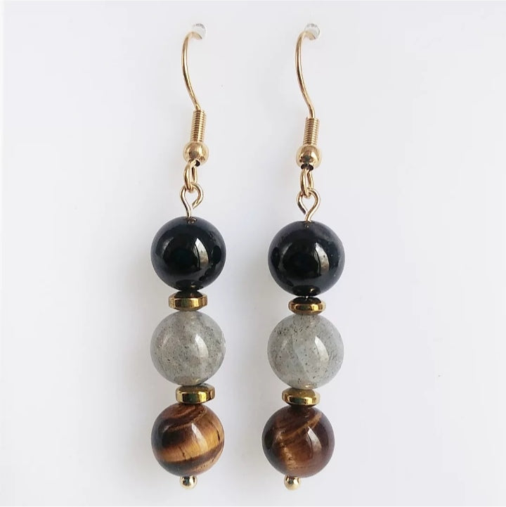 Boucles d’oreilles Triple Protection en Tourmaline, Labradorite et Œil de Tigre. Bijou doré ou argenté pour allier élégance et protection énergétique.