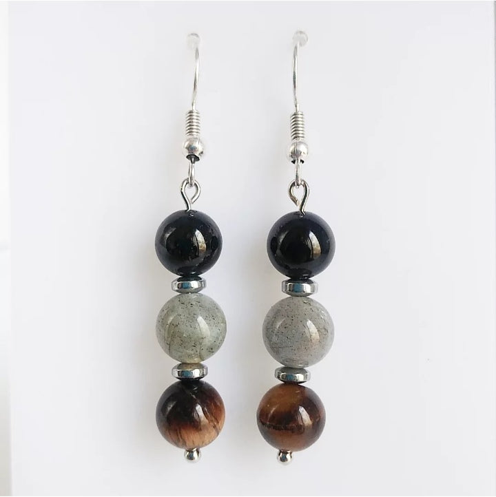 Boucles d’oreilles Triple Protection en Tourmaline, Labradorite et Œil de Tigre. Bijou doré ou argenté pour allier élégance et protection énergétique.