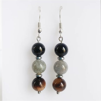 Boucles d’oreilles Triple Protection en Tourmaline, Labradorite et Œil de Tigre. Bijou doré ou argenté pour allier élégance et protection énergétique.