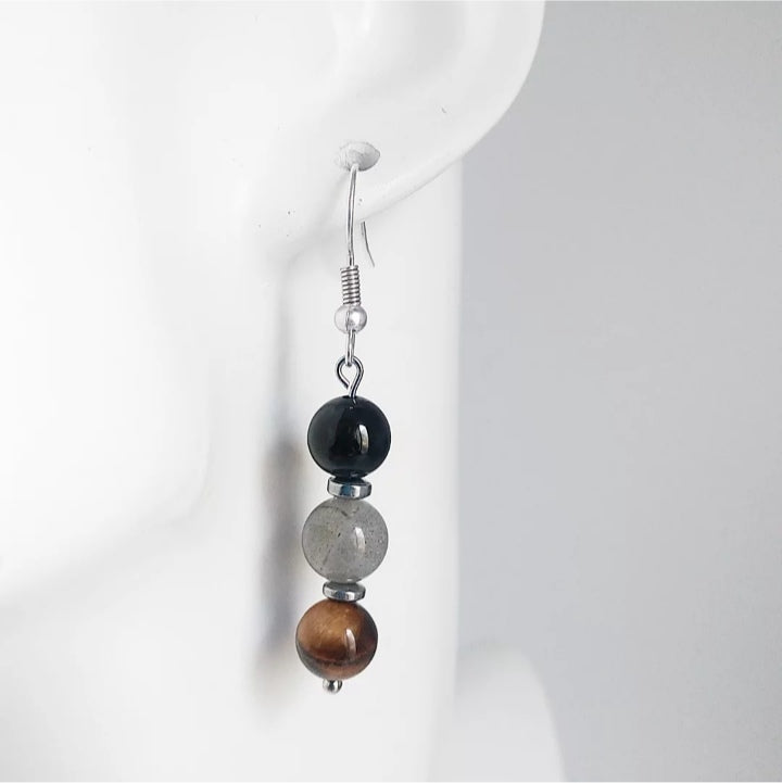Boucles d’oreilles Triple Protection en Tourmaline, Labradorite et Œil de Tigre. Bijou doré ou argenté pour allier élégance et protection énergétique.