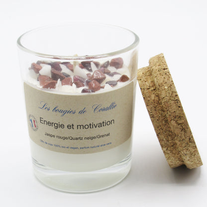 monjolicaillou.fr - Bougie Energie et Motivation  https://monjolicaillou.fr/products/bougie-energie-et-motivation  Bougie avec pierres naturelles lithothérapie : Jaspe rouge, Quartz neige, Grenat, Le grenat : pierre qui apporte joie de vivre, énergie et courage. Combat le découragement et les comportements négatifs et donc aide aux changements radicaux. La cornaline : pierre de forte protection qui éloigne la négativité. 