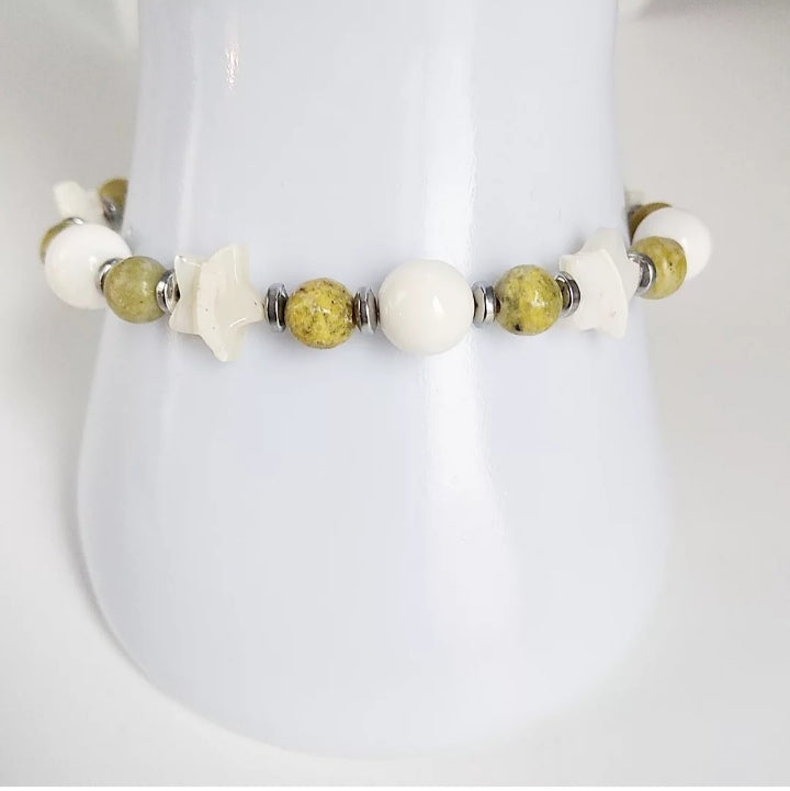 Bracelet en pierres naturelles Nacre & Serpentine – un bijou apaisant et protecteur qui favorise la sérénité, l’harmonie émotionnelle et la confiance en soi.