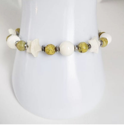 Bracelet en pierres naturelles Nacre & Serpentine – un bijou apaisant et protecteur qui favorise la sérénité, l’harmonie émotionnelle et la confiance en soi.