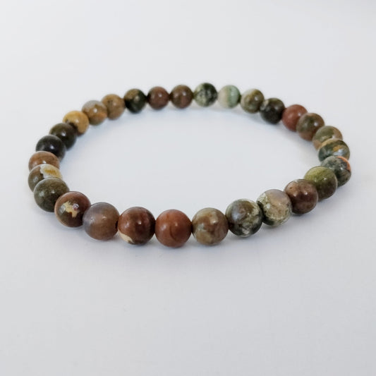 Découvrez notre bracelet en Rhyolite naturelle de 6 mm. Une pierre de réussite, de motivation et de vitalité globale pour concrétiser tous vos projets.