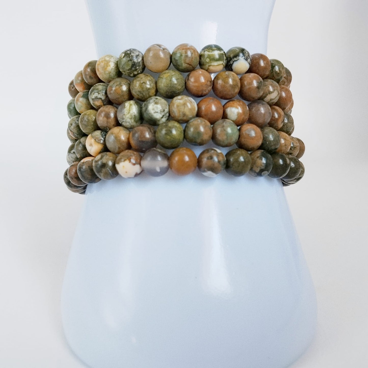 Découvrez notre bracelet en Rhyolite naturelle de 6 mm. Une pierre de réussite, de motivation et de vitalité globale pour concrétiser tous vos projets.
