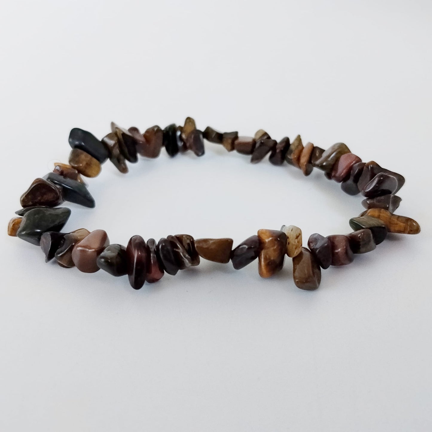 Découvrez le bracelet 3 Yeux en pierres naturelles. Un puissant bijou de protection et d'ancrage en Œil de Tigre, Faucon et Taureau pour toute la famille.