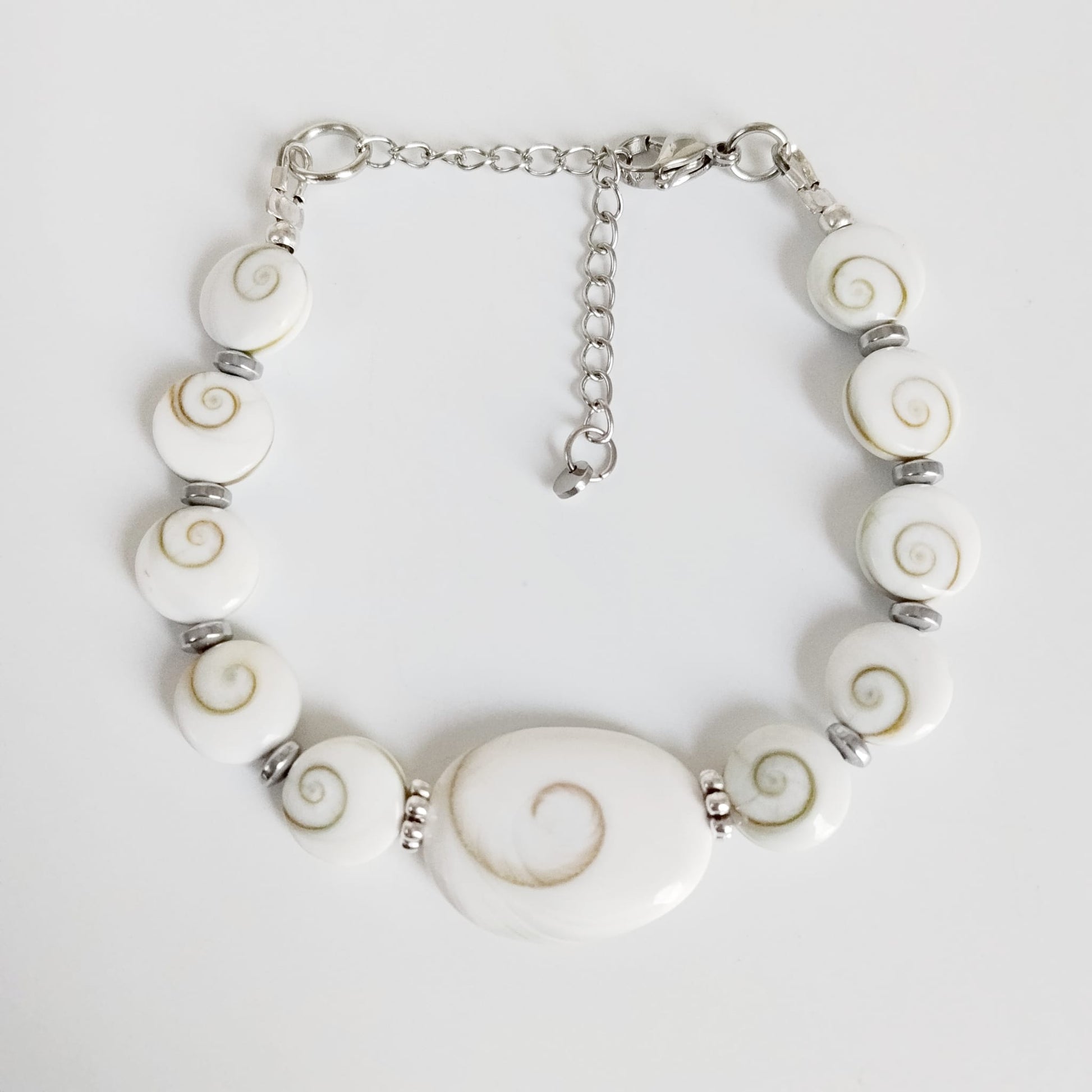 Découvrez notre bracelet ajustable en Œil de Sainte-Lucie. Un talisman unique pour attirer la chance, renforcer la confiance et éloigner les énergies négatives.