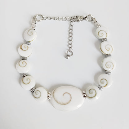 Découvrez notre bracelet ajustable en Œil de Sainte-Lucie. Un talisman unique pour attirer la chance, renforcer la confiance et éloigner les énergies négatives.