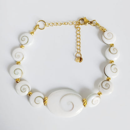 Découvrez notre bracelet ajustable en Œil de Sainte-Lucie. Un talisman unique pour attirer la chance, renforcer la confiance et éloigner les énergies négatives.