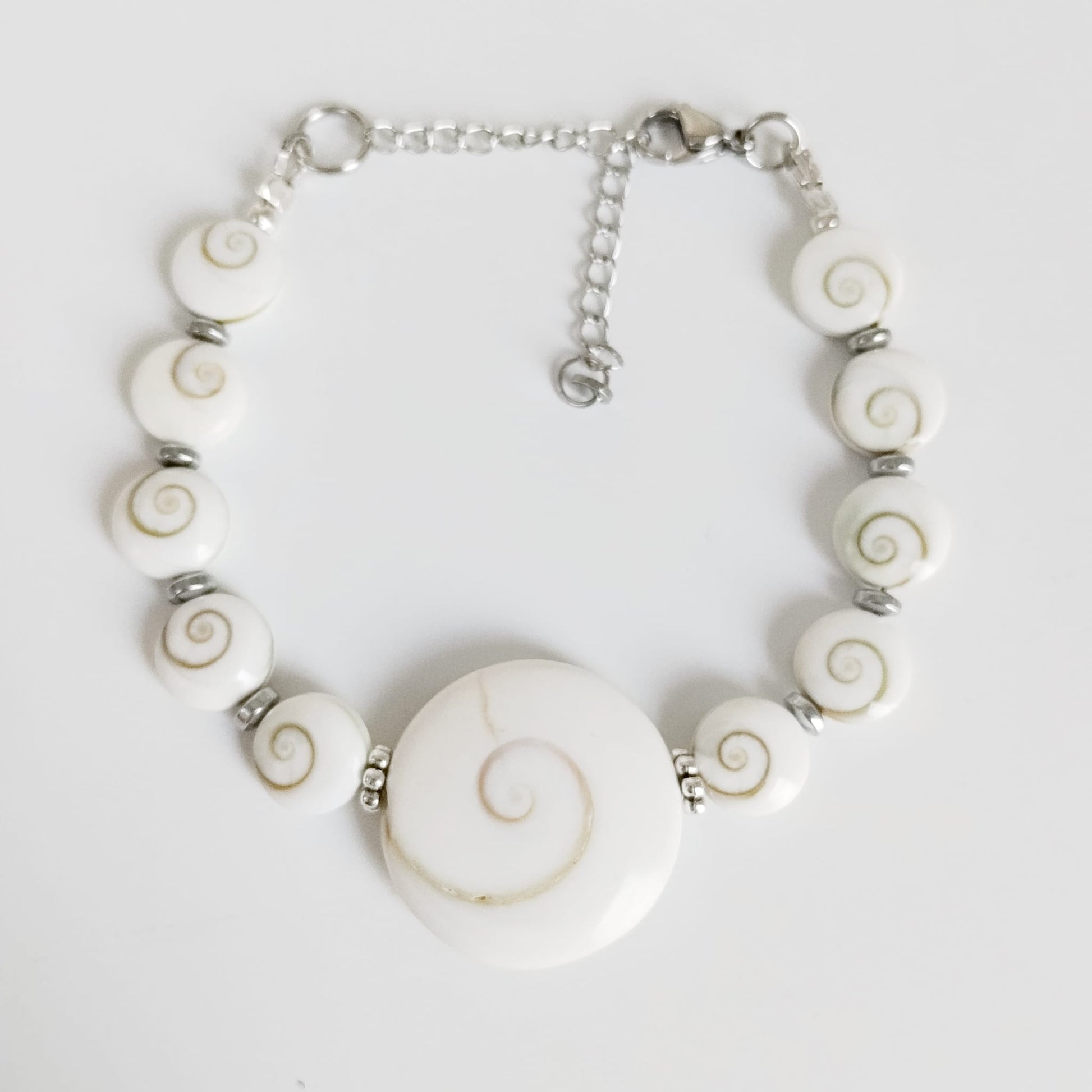 Découvrez notre bracelet ajustable en Œil de Sainte-Lucie. Un talisman unique pour attirer la chance, renforcer la confiance et éloigner les énergies négatives.