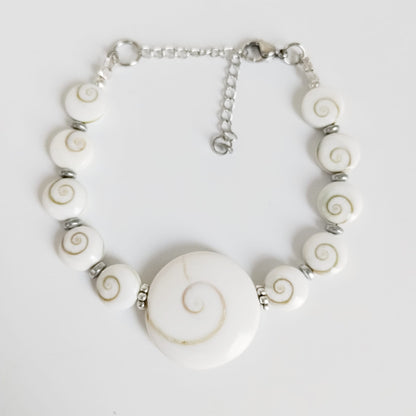 Découvrez notre bracelet ajustable en Œil de Sainte-Lucie. Un talisman unique pour attirer la chance, renforcer la confiance et éloigner les énergies négatives.
