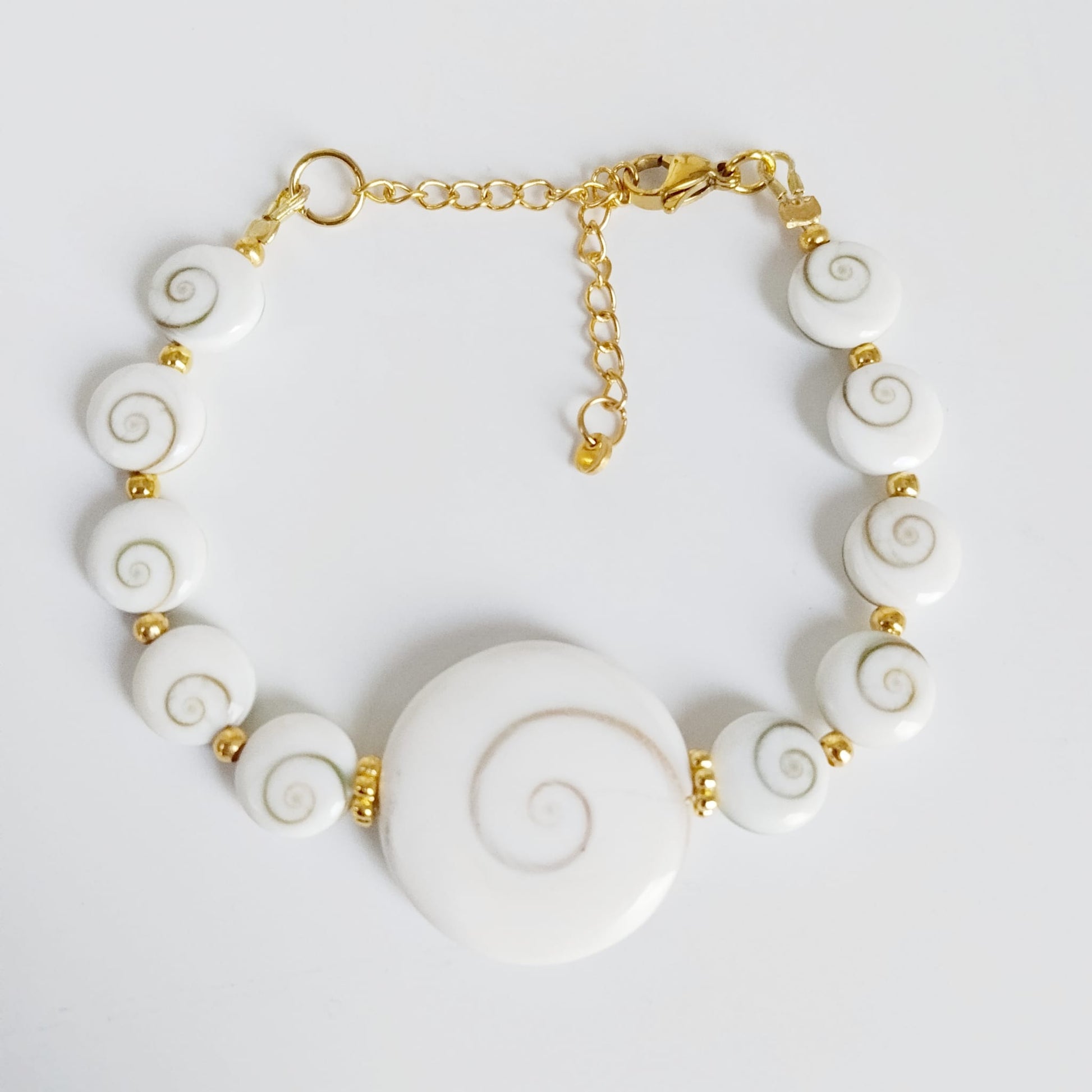 Découvrez notre bracelet ajustable en Œil de Sainte-Lucie. Un talisman unique pour attirer la chance, renforcer la confiance et éloigner les énergies négatives.