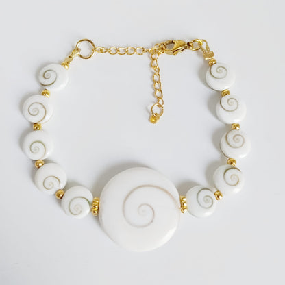 Découvrez notre bracelet ajustable en Œil de Sainte-Lucie. Un talisman unique pour attirer la chance, renforcer la confiance et éloigner les énergies négatives.
