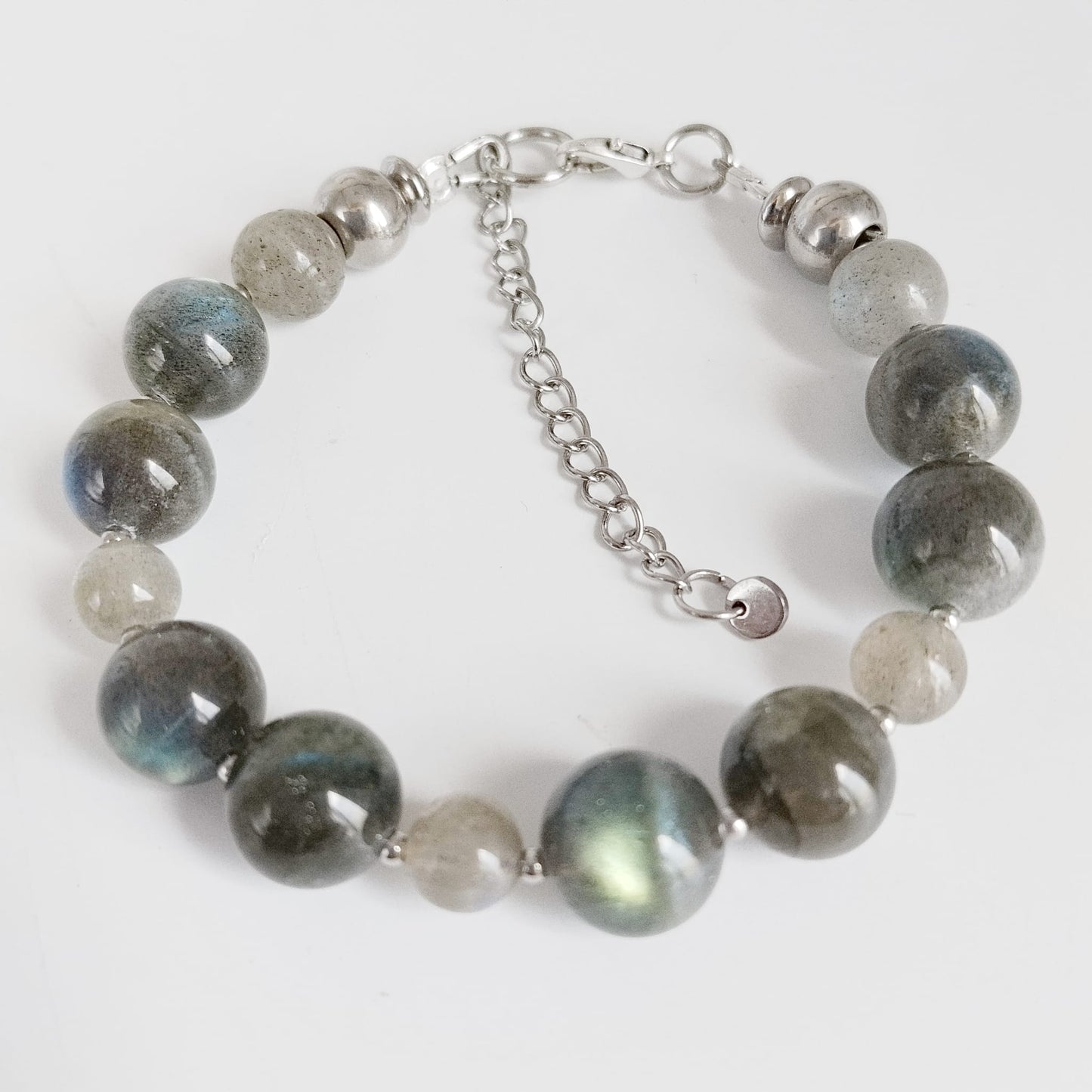 Découvrez notre parure en Labradorite naturelle AA & AAA, aux magnifiques reflets irisés. Un bijou élégant associé à la protection et à l’intuition en lithothérapie.