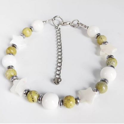 Bracelet en pierres naturelles Nacre & Serpentine – un bijou apaisant et protecteur qui favorise la sérénité, l’harmonie émotionnelle et la confiance en soi.