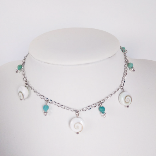 Bracelet de cheville fait main, élégant et unique. Chaîne délicate, résistante à l’eau. Le bijou parfait pour sublimer vos tenues d’été.