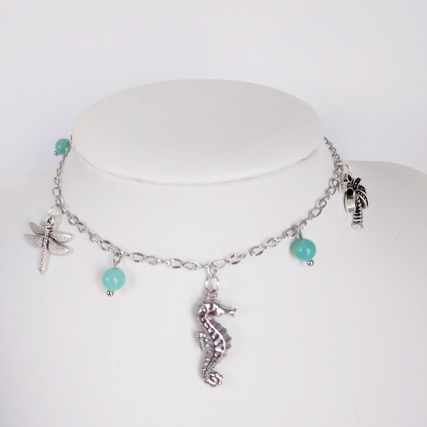 Bracelet de cheville fait main, élégant et unique. Chaîne délicate, résistante à l’eau. Le bijou parfait pour sublimer vos tenues d’été.