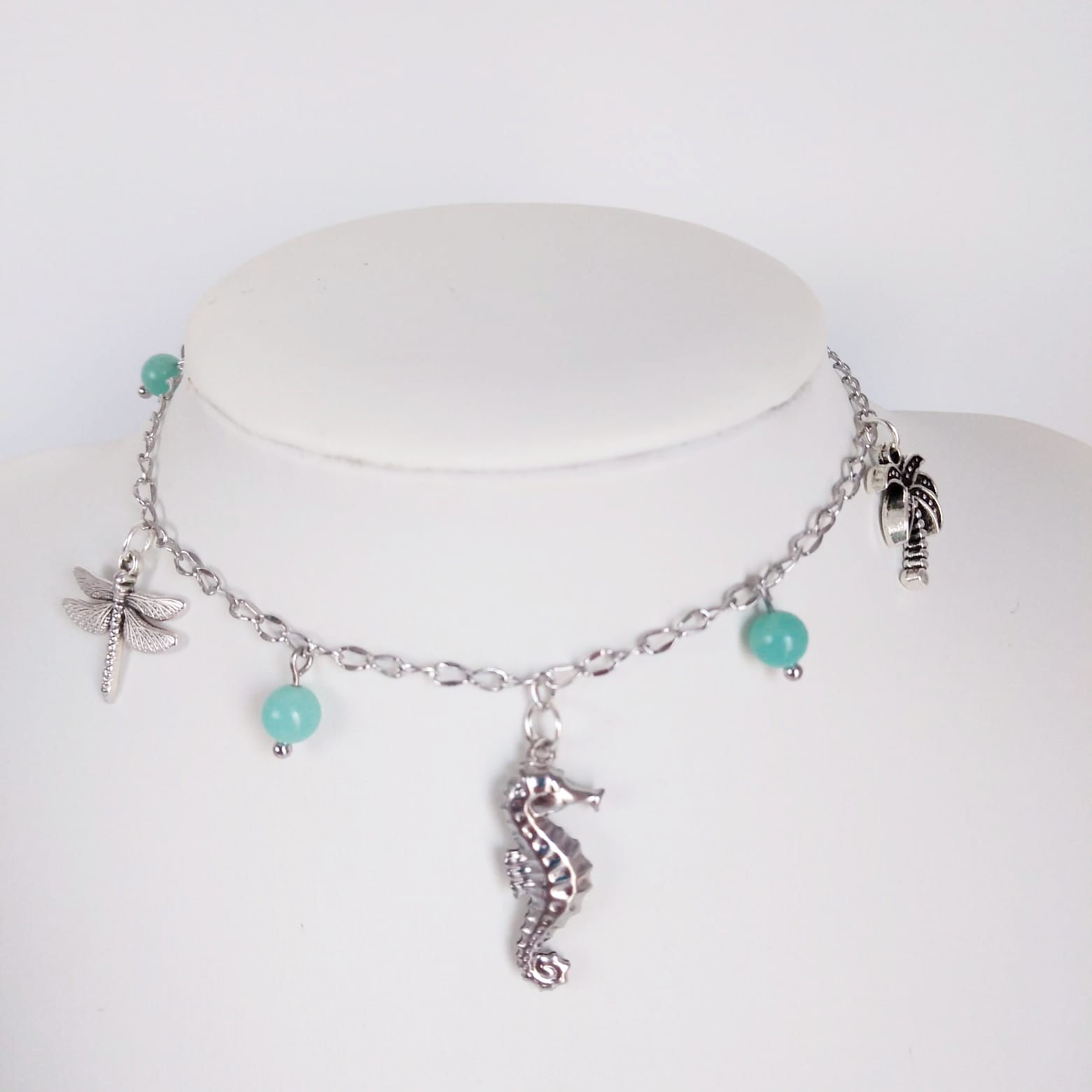 Bracelet de cheville fait main, élégant et unique. Chaîne délicate, résistante à l’eau. Le bijou parfait pour sublimer vos tenues d’été.