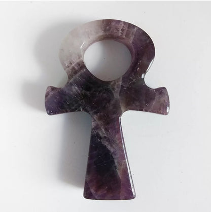 Clé de Vie Ankh en Améthyste 50 mm – Symbole égyptien de protection et d’immortalité. Un bijou sacré pour la vie éternelle et l’harmonie spirituelle.

