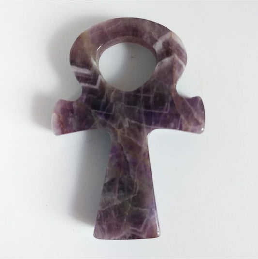 Clé de Vie Ankh en Améthyste 50 mm – Symbole égyptien de protection et d’immortalité. Un bijou sacré pour la vie éternelle et l’harmonie spirituelle.

