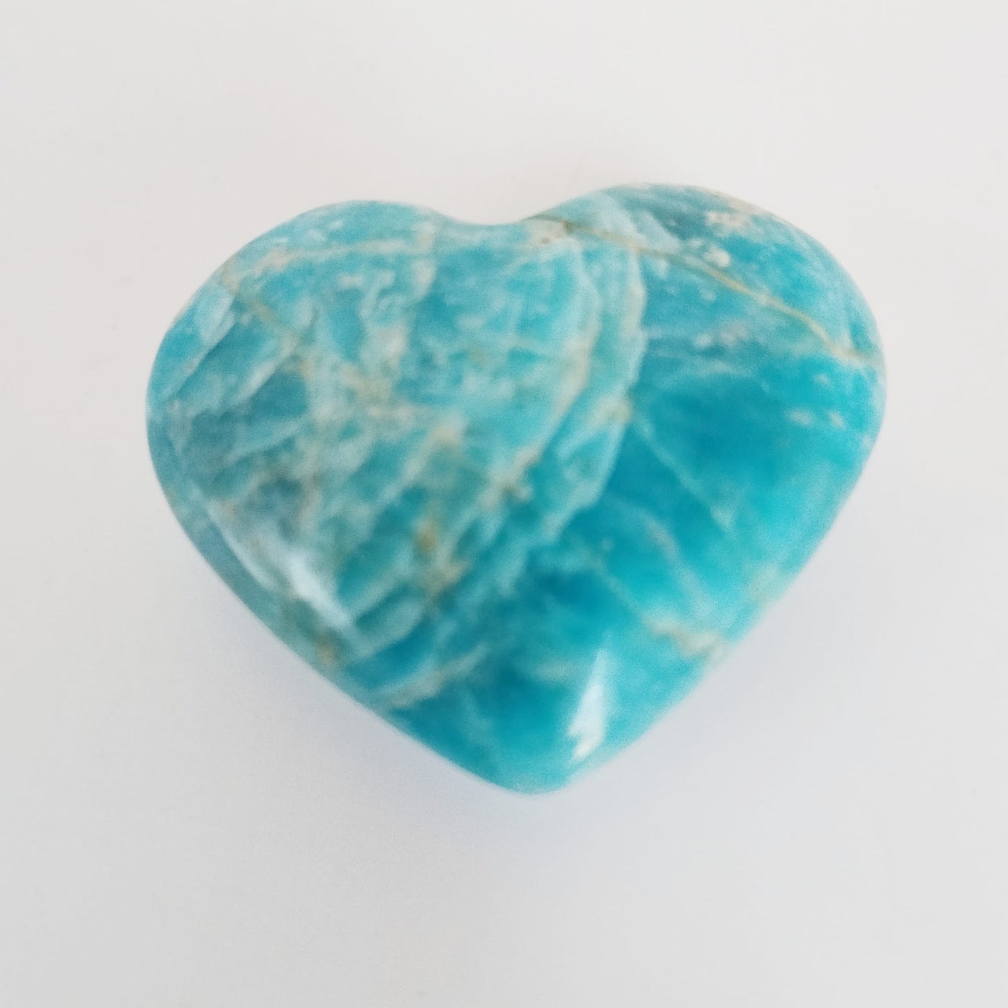 Découvrez la forme libre en apatite naturelle, une pierre reconnue pour favoriser la communication, la confiance en soi et l’équilibre émotionnel. Idéale pour la méditation, le bien-être et la décoration énergétique.