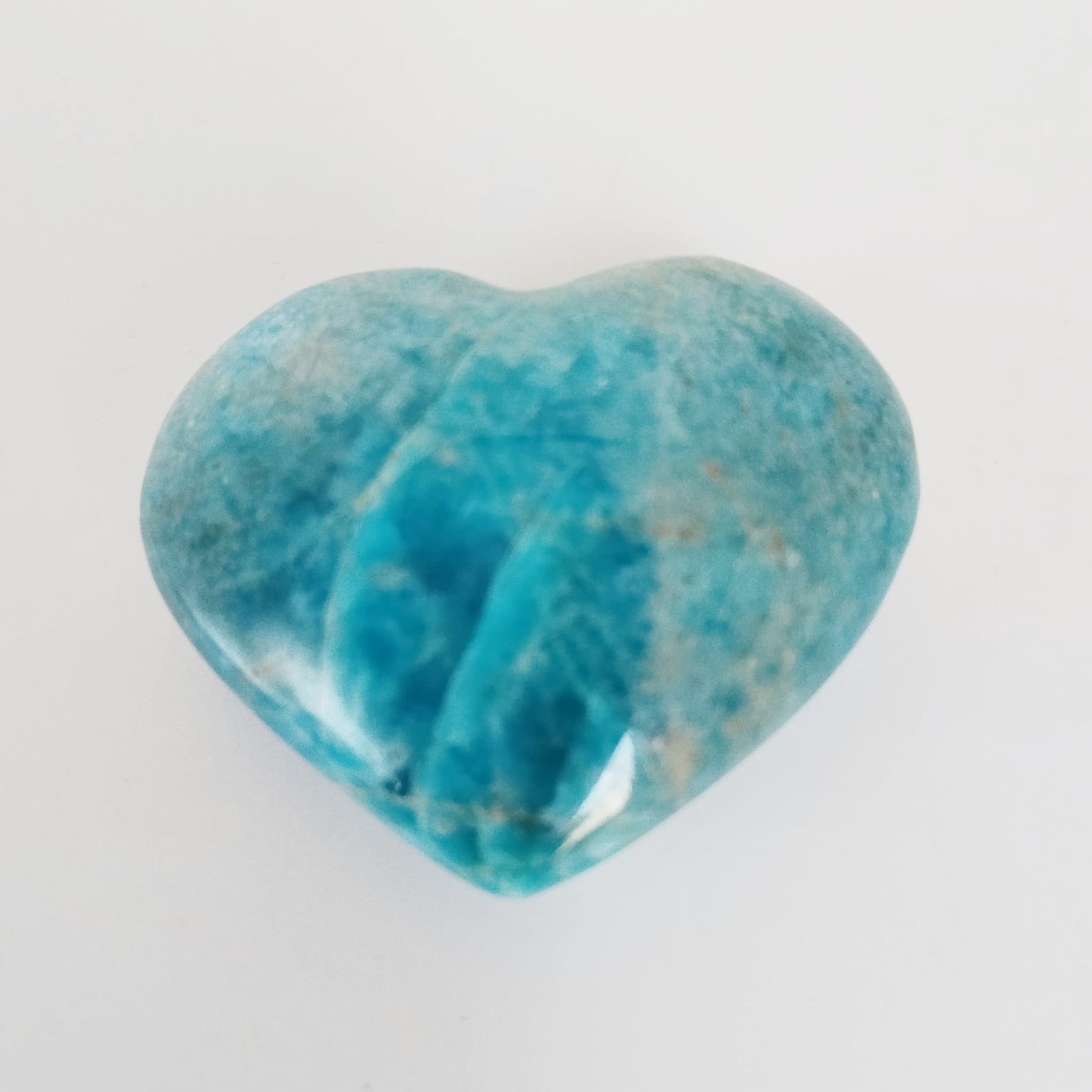Découvrez la forme libre en apatite naturelle, une pierre reconnue pour favoriser la communication, la confiance en soi et l’équilibre émotionnel. Idéale pour la méditation, le bien-être et la décoration énergétique.