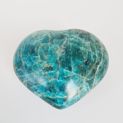 Découvrez la forme libre en apatite naturelle, une pierre reconnue pour favoriser la communication, la confiance en soi et l’équilibre émotionnel. Idéale pour la méditation, le bien-être et la décoration énergétique.