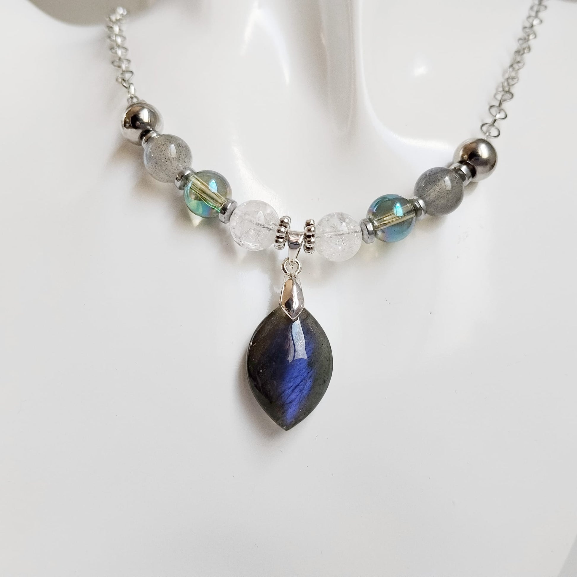 Découvrez le collier Protection & Sérénité en Labradorite AAA, Aqua Aura et Cristal de Roche. Désormais disponible en finitions Doré et Argenté. Équilibrez vos énergies et protégez votre aura avec ce bijou artisanal unique. Livraison rapide.