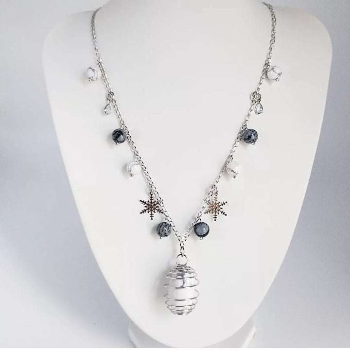 Collier en Howlite et Obsidienne Neige – un bijou apaisant qui équilibre les émotions, renforce la confiance et apporte sérénité et harmonie intérieure.
