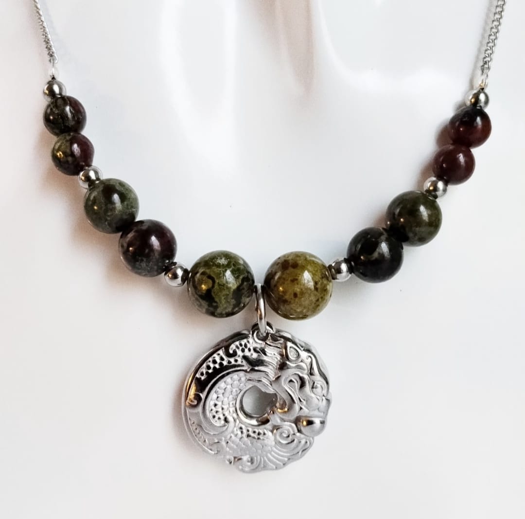 Collier en Agate Sang de Dragon avec pendentif Dragon. Pierre d’ancrage, de force et de confiance. Bijou énergétique en acier inoxydable, idéal pour le bien-être.