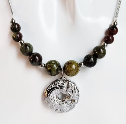 Collier en Agate Sang de Dragon avec pendentif Dragon. Pierre d’ancrage, de force et de confiance. Bijou énergétique en acier inoxydable, idéal pour le bien-être.