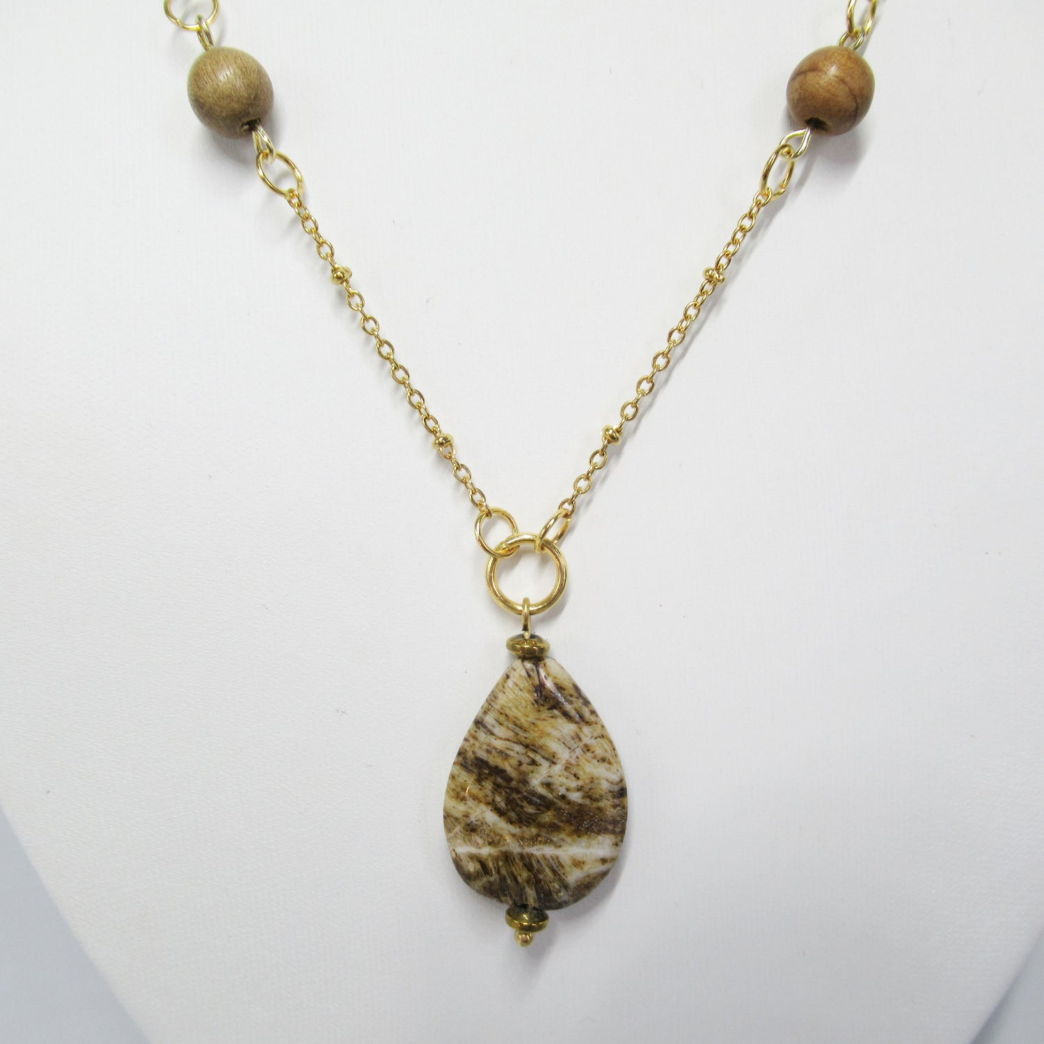 Collier Agate Brèche - Goutte  https://monjolicaillou.fr/products/collier-agate-breche-goutte  Chaque détail de ce collier a été soigneusement conçu pour mettre en valeur la beauté naturelle de l'Agate Brèche. Les nuances subtiles et les motifs uniques de cette pierre en font un véritable chef-d'œuvre de la nature, apportant une touche d'authenticité à votre style personnel. 