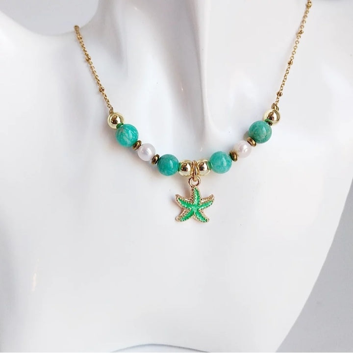 Collier en Amazonite AAA et perles d’eau douce avec pendentif étoile. Un bijou apaisant qui allie bien-être, élégance et protection au quotidien.

