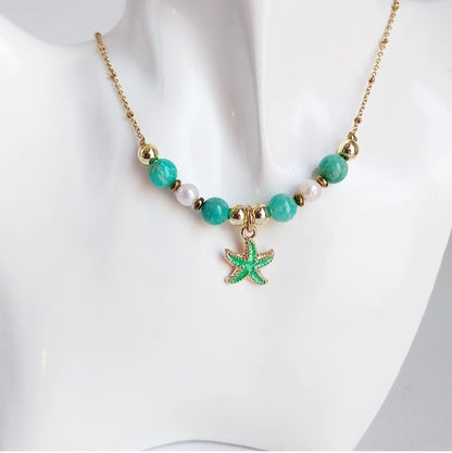 Collier en Amazonite AAA et perles d’eau douce avec pendentif étoile. Un bijou apaisant qui allie bien-être, élégance et protection au quotidien.

