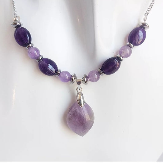 Collier en améthyste lavande avec pendentif goutte en pierre naturelle – bijou de lithothérapie apaisant
