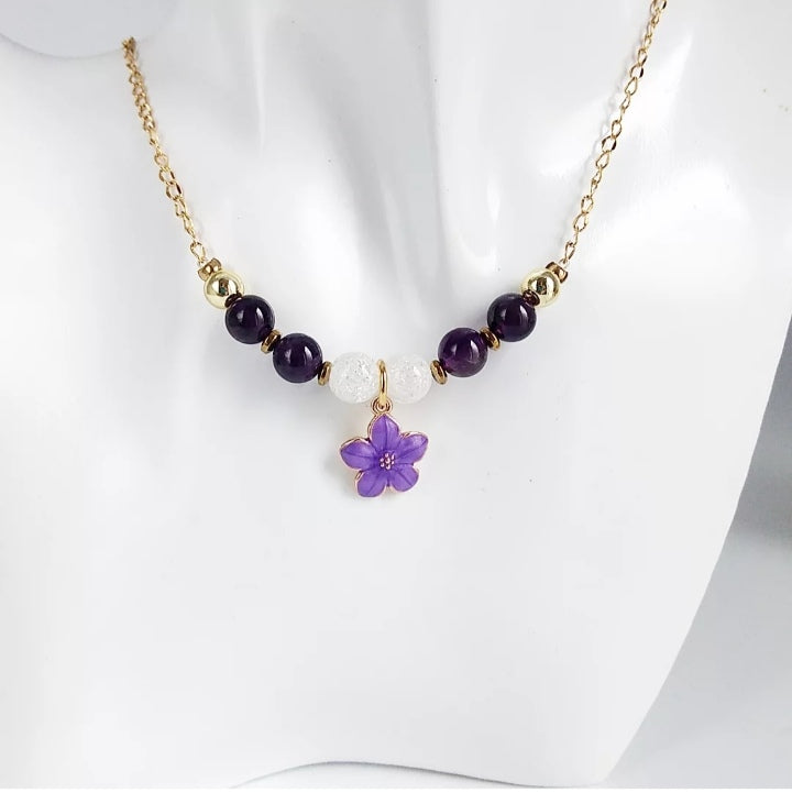 Découvrez l’harmonie parfaite entre l’Améthyste et le Cristal de Roche avec ce collier en pierres naturelles. Alliant élégance et bienfaits énergétiques, il sera votre allié au quotidien. Vertus de l’Améthyste : - Apaise le stress et favorise le calme mental. - Aide en cas de troubles obsessionnels compulsifs (TOC). - Renforce l'estime de soi, idéal pour la méditation et la prise de parole en public. - Stimule intuition, rêves et développement spirituel. - Favorise la réussite professionnelle et personnelle