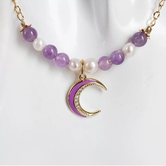 Collier en améthyste et perles d’eau douce. Bijou naturel apaisant, anti-stress et raffiné. Idéal pour sérénité, confiance et élégance.