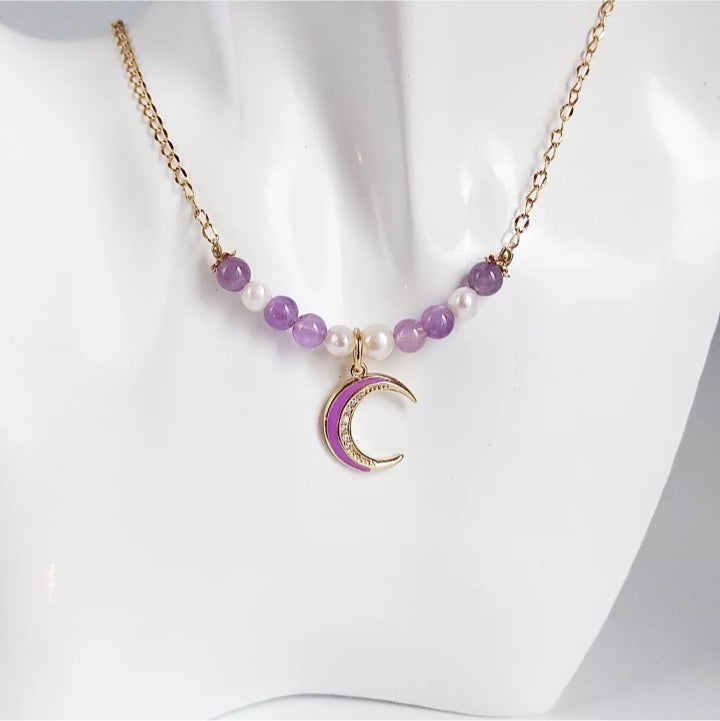 Collier en améthyste et perles d’eau douce. Bijou naturel apaisant, anti-stress et raffiné. Idéal pour sérénité, confiance et élégance.
