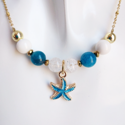 Collier en Apatite AAA, Nacre & Cristal de Roche – Harmonie, clarté et énergie. Communication, intuition et purification réunies en un bijou unique.


