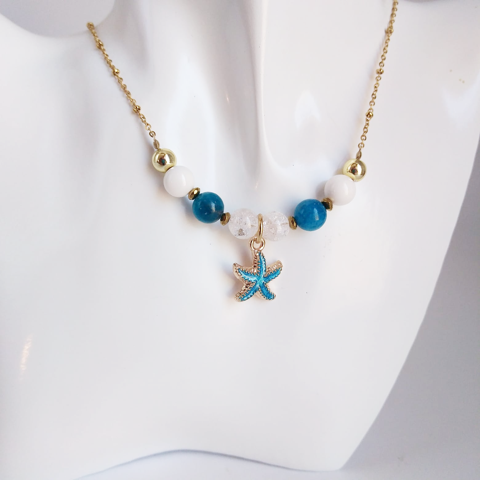 Collier en Apatite AAA, Nacre & Cristal de Roche – Harmonie, clarté et énergie. Communication, intuition et purification réunies en un bijou unique.

