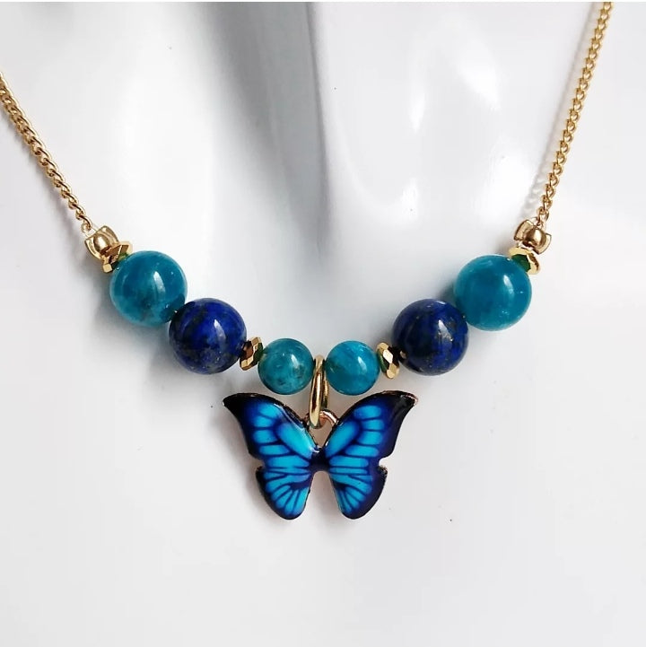 Collier en Apatite AAA et Lapis Lazuli AA avec pendentif papillon. Bijou énergétique pour l'équilibre, l’expression et la transformation. Idéal pour l’intuition, la créativité et le bien-être.
