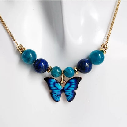 Collier en Apatite AAA et Lapis Lazuli AA avec pendentif papillon. Bijou énergétique pour l'équilibre, l’expression et la transformation. Idéal pour l’intuition, la créativité et le bien-être.
