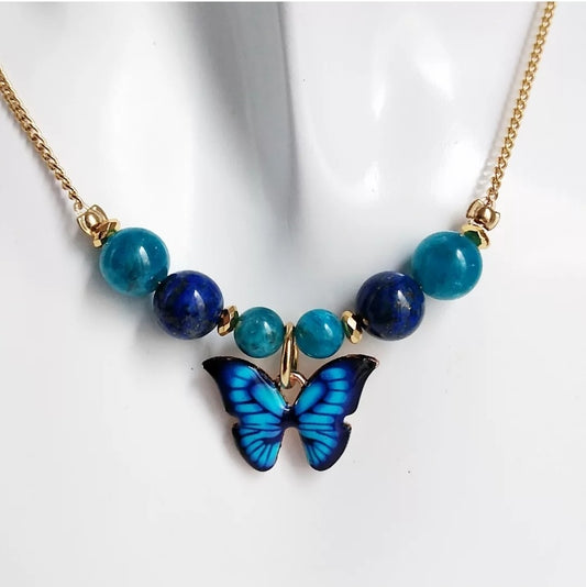 Collier en Apatite AAA et Lapis Lazuli AA avec pendentif papillon. Bijou énergétique pour l'équilibre, l’expression et la transformation. Idéal pour l’intuition, la créativité et le bien-être.
