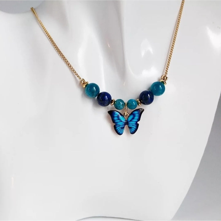 Collier en Apatite AAA et Lapis Lazuli AA avec pendentif papillon. Bijou énergétique pour l'équilibre, l’expression et la transformation. Idéal pour l’intuition, la créativité et le bien-être.
