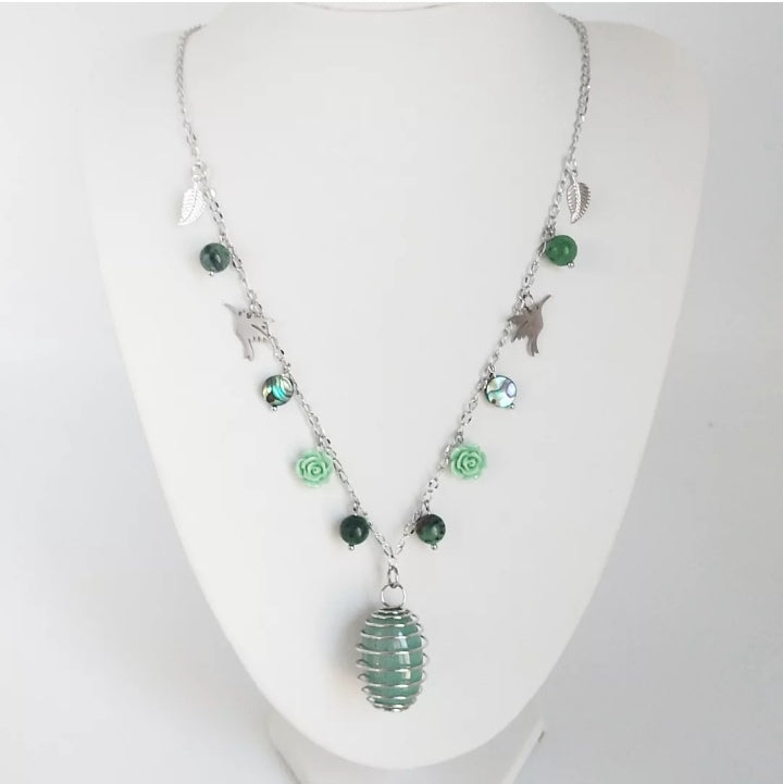 Découvrez le collier Aventurine Verte, Rubis sur Zoïsite et Nacre Abalone – un bijou artisanal en pierres naturelles, symbole de joie, sérénité et force intérieure.