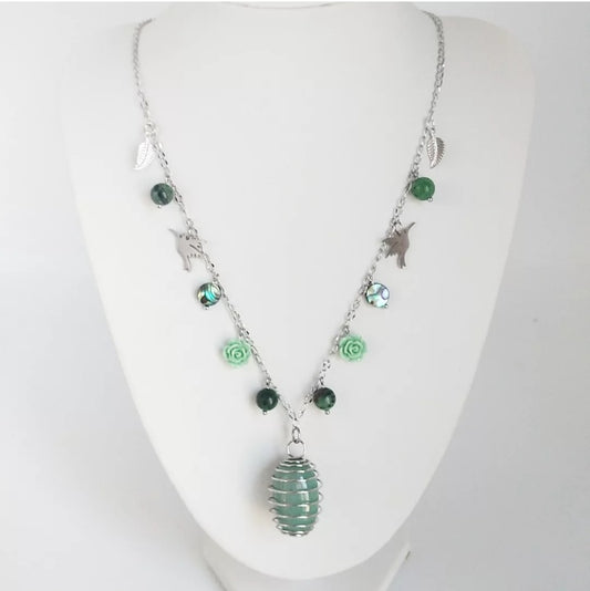 Découvrez le collier Aventurine Verte, Rubis sur Zoïsite et Nacre Abalone – un bijou artisanal en pierres naturelles, symbole de joie, sérénité et force intérieure.
