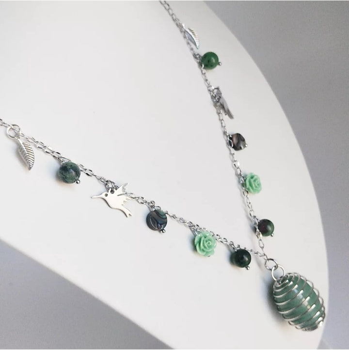 Découvrez le collier Aventurine Verte, Rubis sur Zoïsite et Nacre Abalone – un bijou artisanal en pierres naturelles, symbole de joie, sérénité et force intérieure.