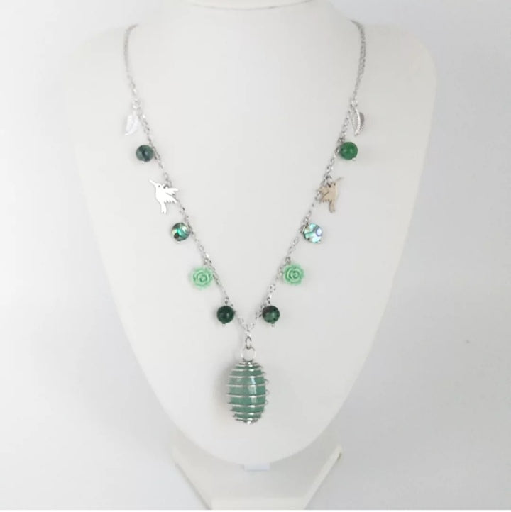 Découvrez le collier Aventurine Verte, Rubis sur Zoïsite et Nacre Abalone – un bijou artisanal en pierres naturelles, symbole de joie, sérénité et force intérieure.
